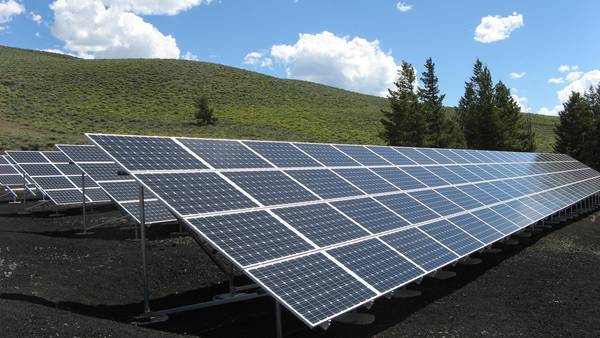 champ de panneau solaire photovoltaique