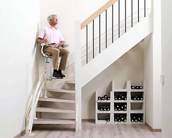 aide pour installer un monte escalier