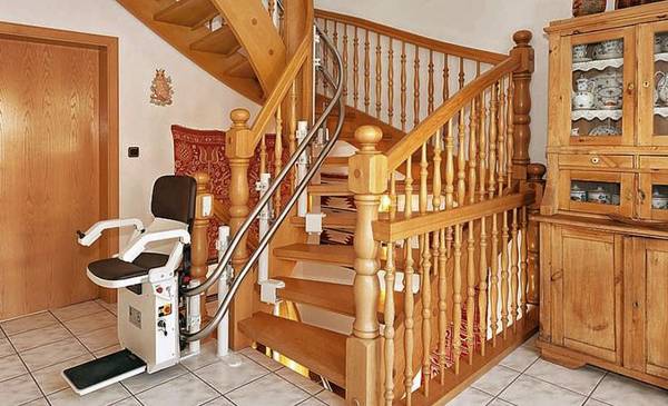 fauteuil roulant monte escalier