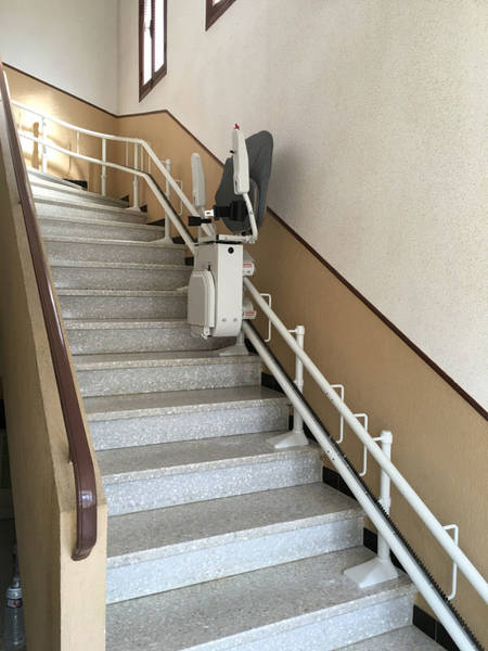 un escalier qui monte
